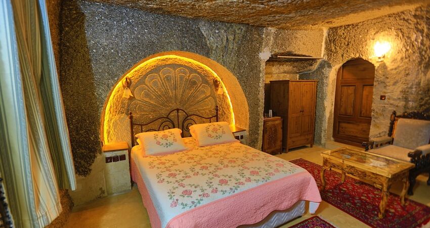 Holiday Cave Hotel