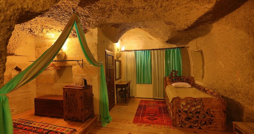 Holiday Cave Hotel