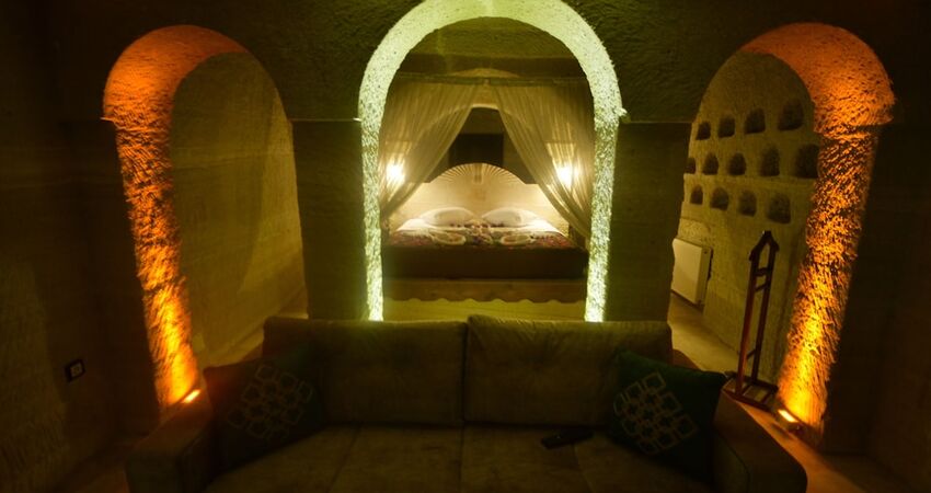 Holiday Cave Hotel