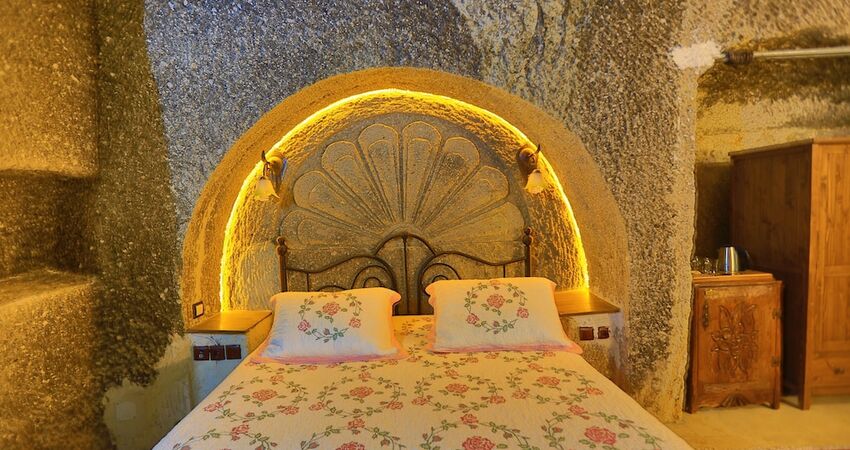 Holiday Cave Hotel