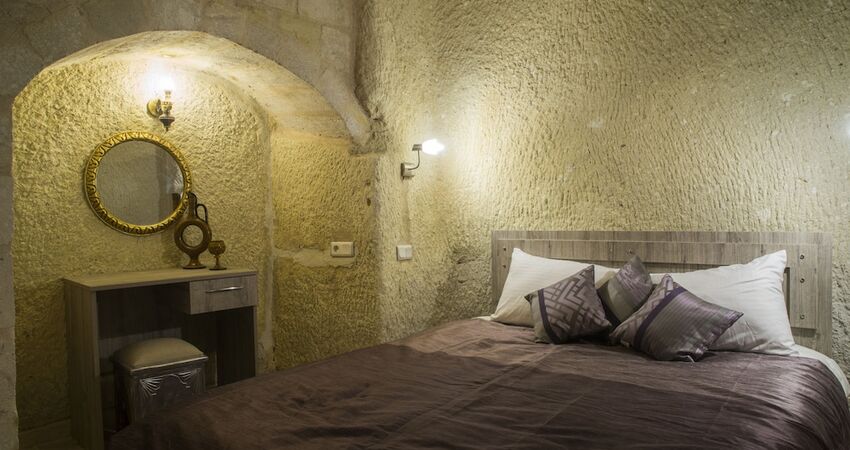 Bedrock Cave Hotel -Adults Only