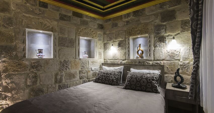 Bedrock Cave Hotel -Adults Only