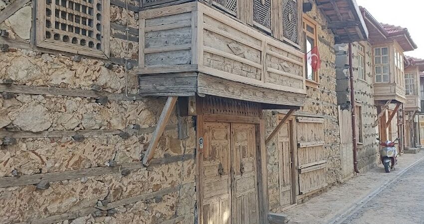 YHT ile  GÜL MEVSİMİNDE TOROSLARDA ORMANA DÜĞMELİ EVLER TURU& GÖLLER  YÖRESİ